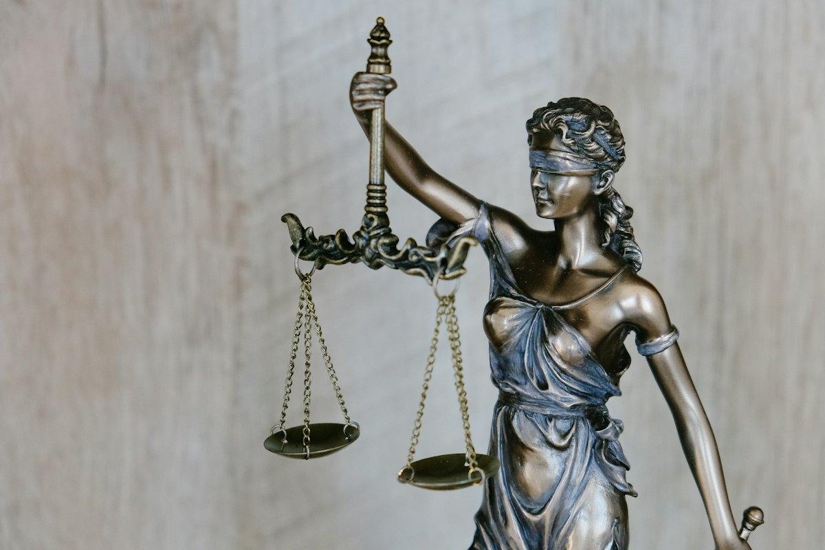 Estátua da justiça com balança, demonstração
