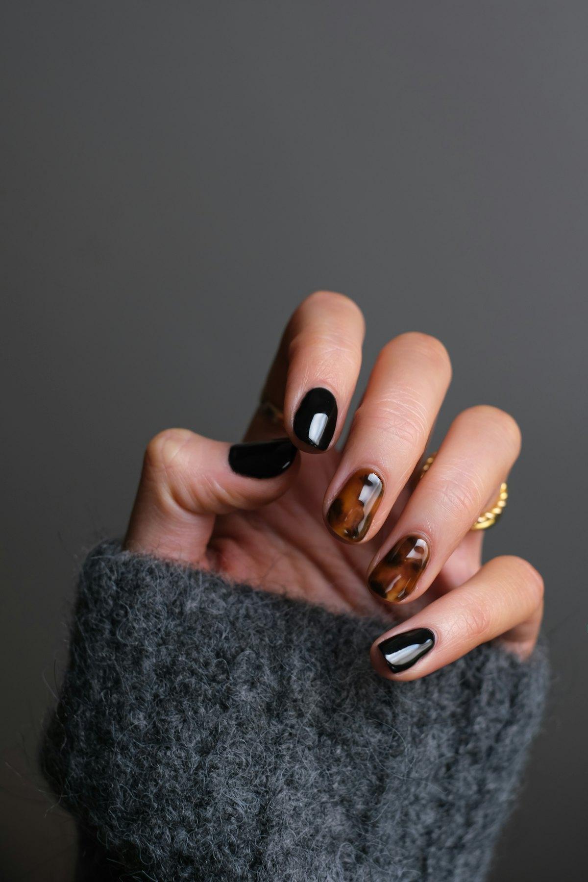 Unhas em esmaltação em gel em tons âmbar, demonstração