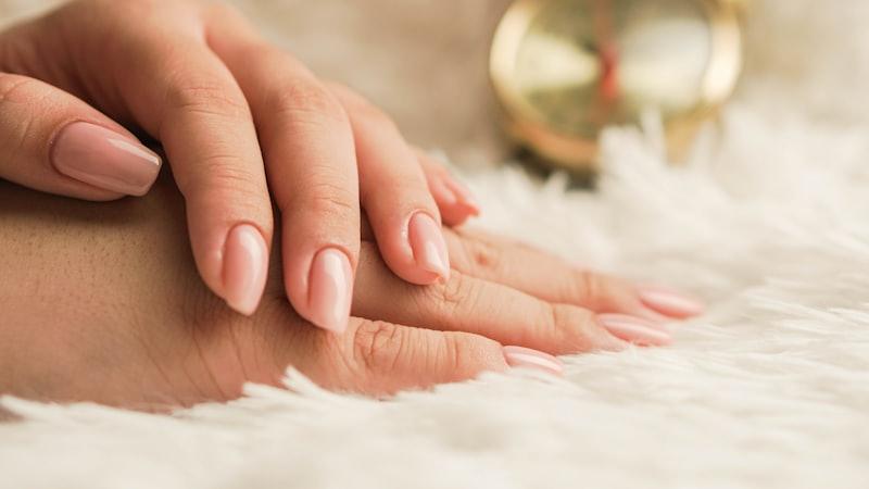 Unhas em tons nude com acabamento natural, demonstração