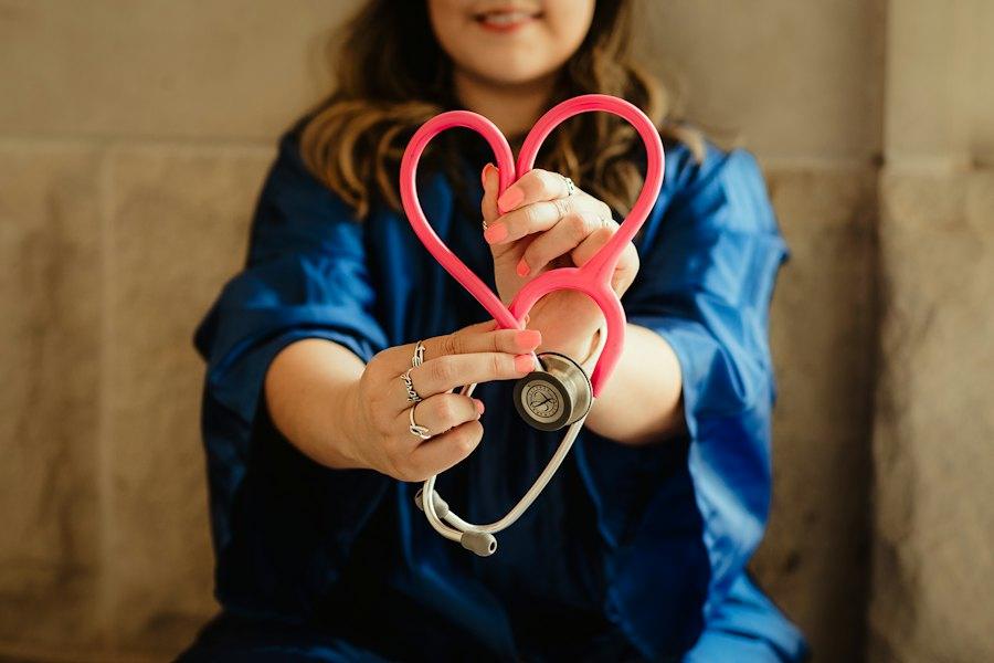 Avaliação cardiológica com estetoscópio, demonstração